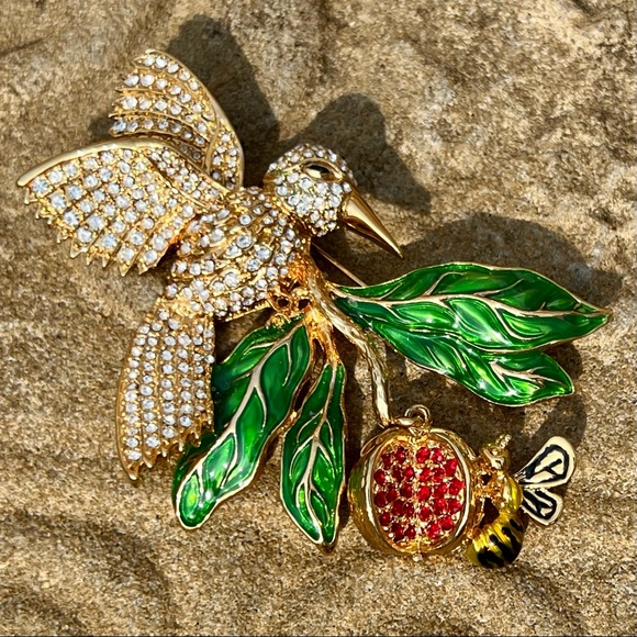 Large Dramatic Scene of Nature HummingBird Brooch - Picture 11 of 13